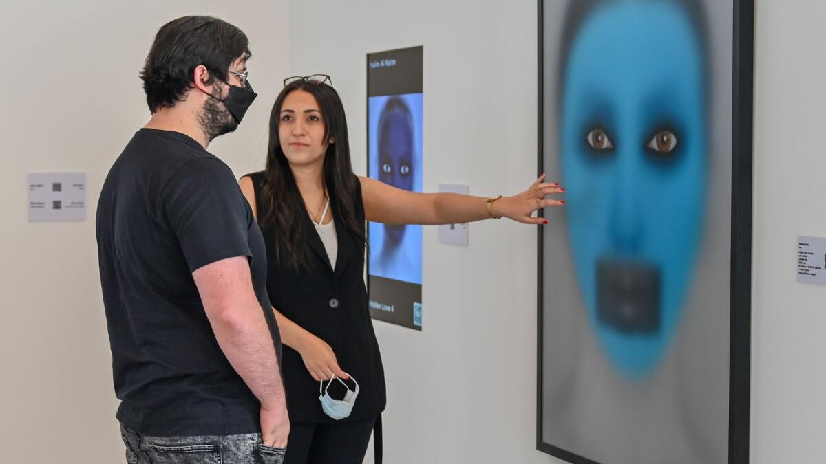 Posjetitelji gledaju digitalna umjetnička djela izložena na NFT umjetničkom sajmu u Sharjahu prošle godine.  - KT datoteka