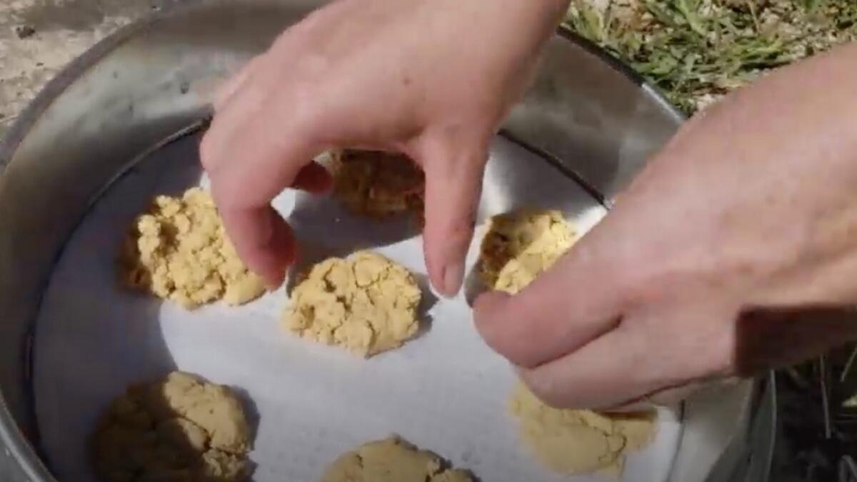 Video: Couple bakes biscuits in sweltering heat