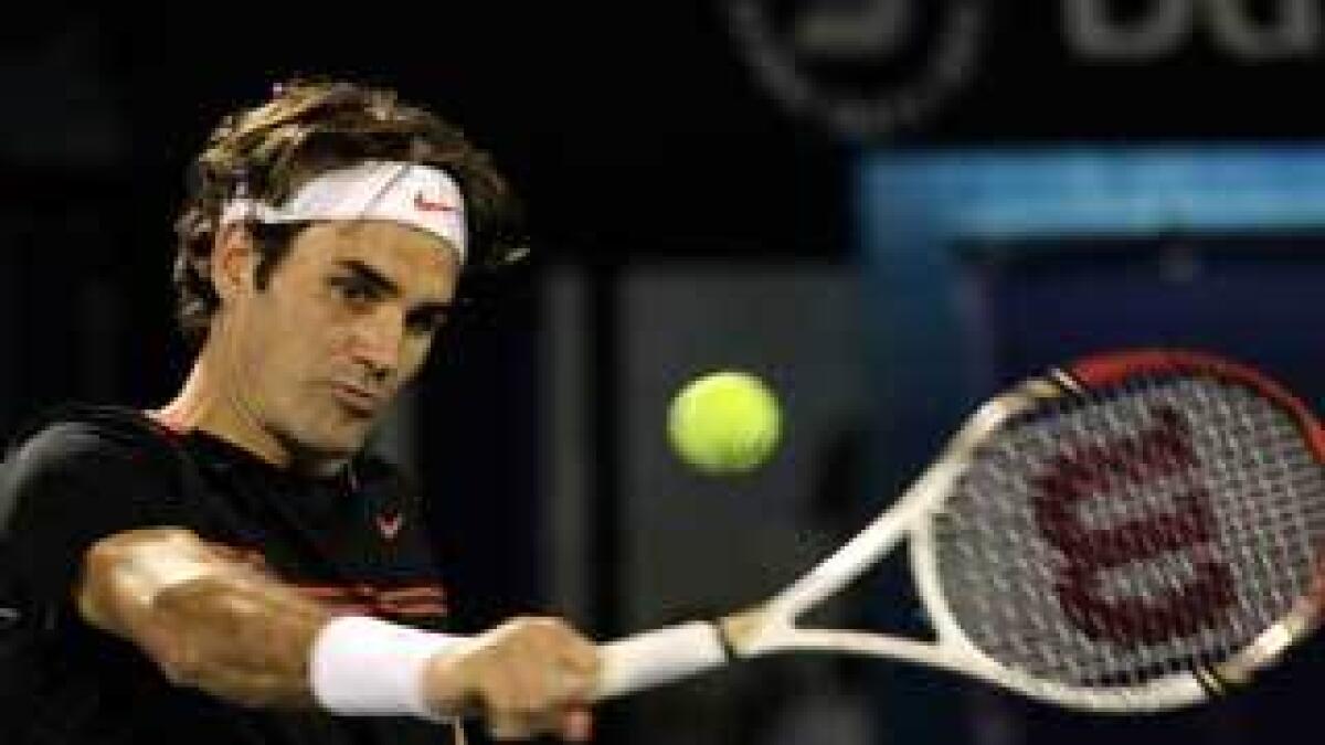 Federer cruises in Dubai as Murray labours