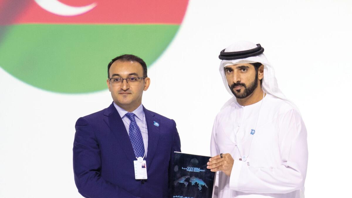 Sheikh Hamdan presents an award to ASAN service (Best Government service in the world ). - Photo by Shihab