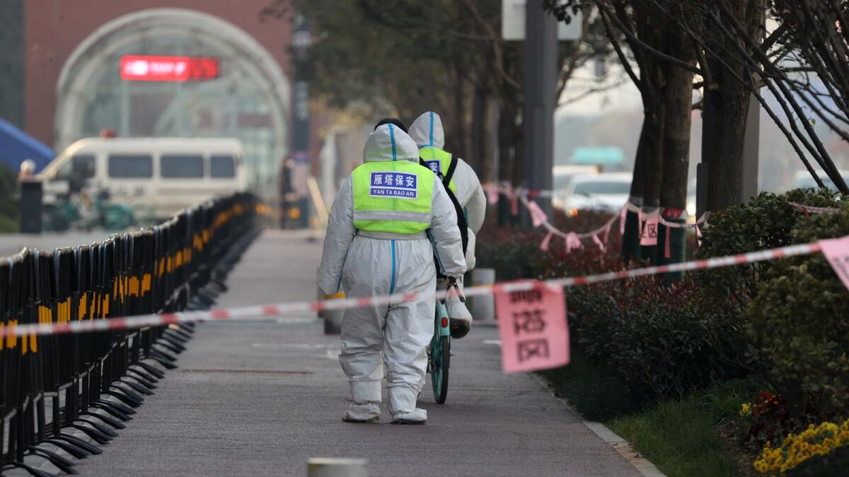 Security guards walking in an area that is under restrictions following a recent coronavirus outbreak in Xi'an in China's northern Shaanxi province. (Photo: AFP)