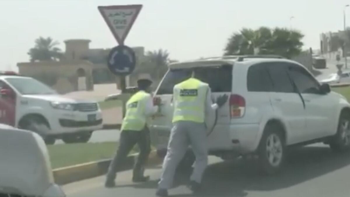 Video: Ras Al Khaimah cops push stalled SUV on busy road