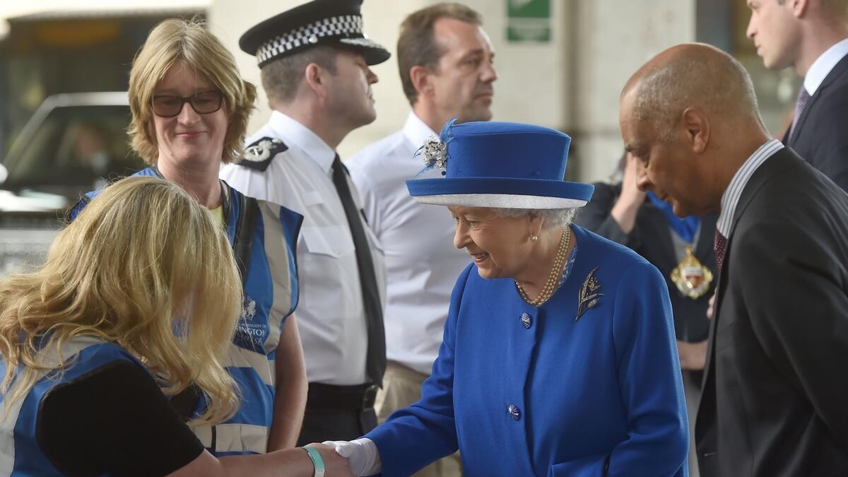 Photos: UK Queen Elizabeth visits London fire volunteers