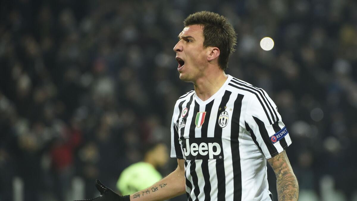 Juventus' forward from Croatia Mario Mandzukic celebrates with teammates after scoring during the UEFA Champions League football match Juventus vs Manchester City on November 25, 2015 at the Juventus Stadium in Turin.      AFP PHOTO / OLIVIER MORIN
