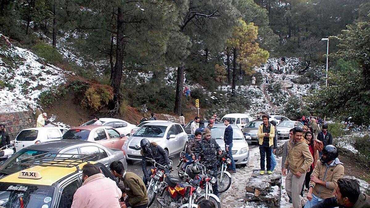 Snowfall brings down temperatures in Pakistan