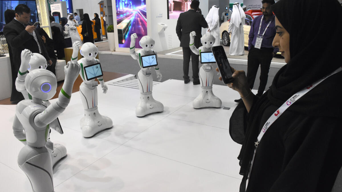 AI, robots enthral tech lovers