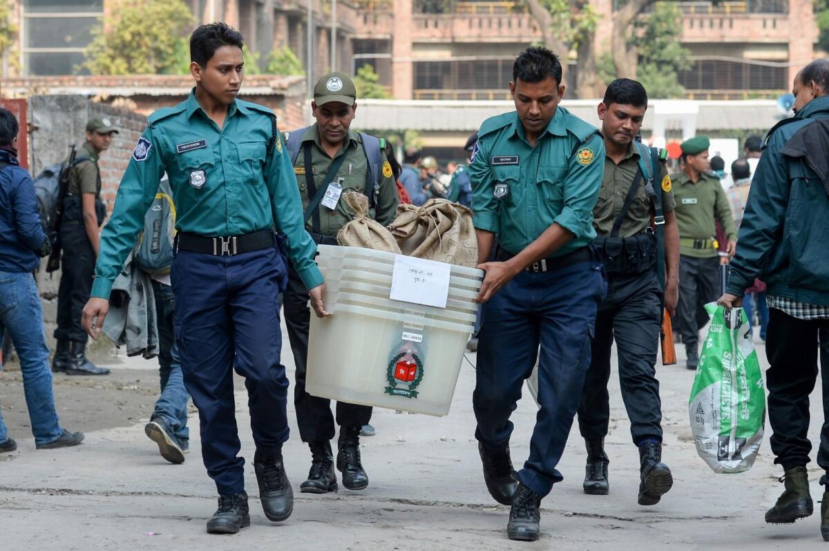 Bangladeshi security personnel carry polling materials at a distributing centre in Dhaka on December 29, 2018.  Photo: AFP