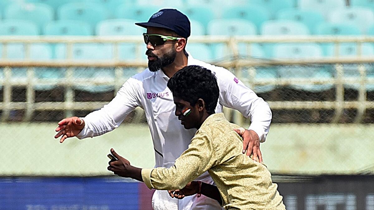 Over-enthusiastic fan stuns Kohli with on-field selfie request