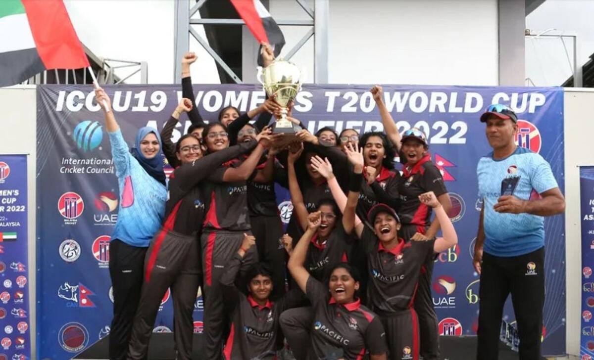 The UAE players celebrate with the trophy. (ICC website)