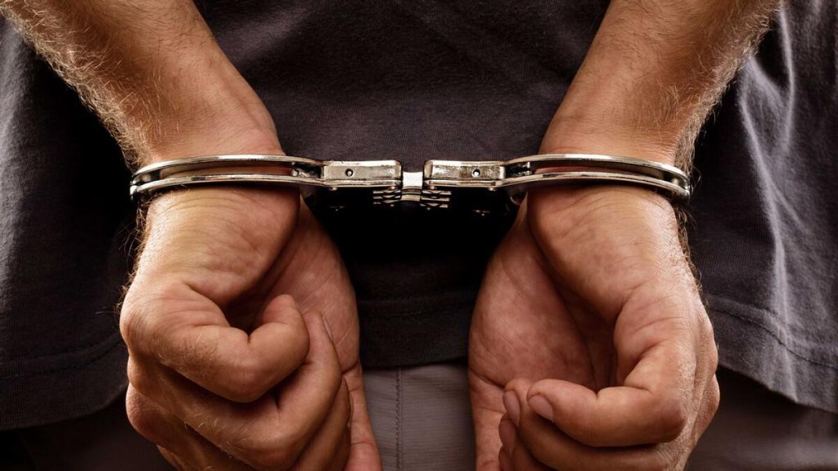 دبي: سجن سائق لسرقة 60 ألف درهم من المستشفى والمقامرة معهم
