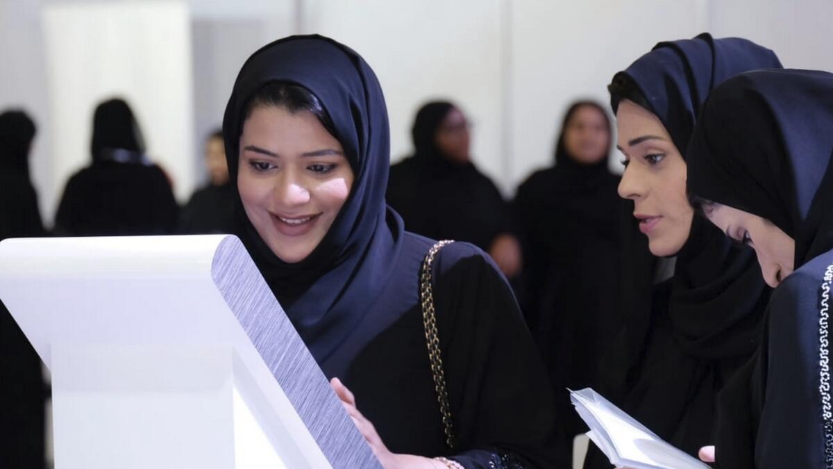 This is in addition to being one of the most important events supporting the efforts made by the UAE government to localise jobs, as it highlights the multiple initiatives and achievements of the concerned parties with preparing national graduates to obtain jobs in the private sector.