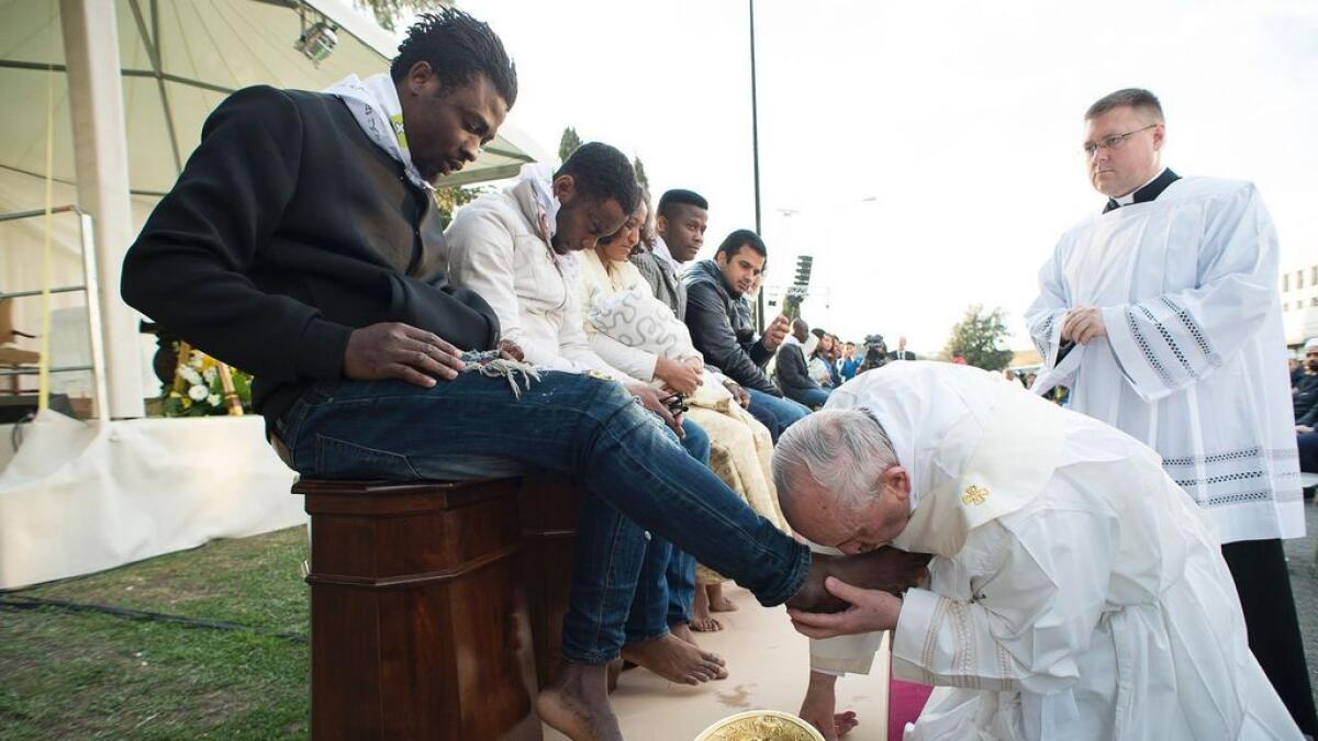 Pope washes feet of Muslim refugees, says we are brothers