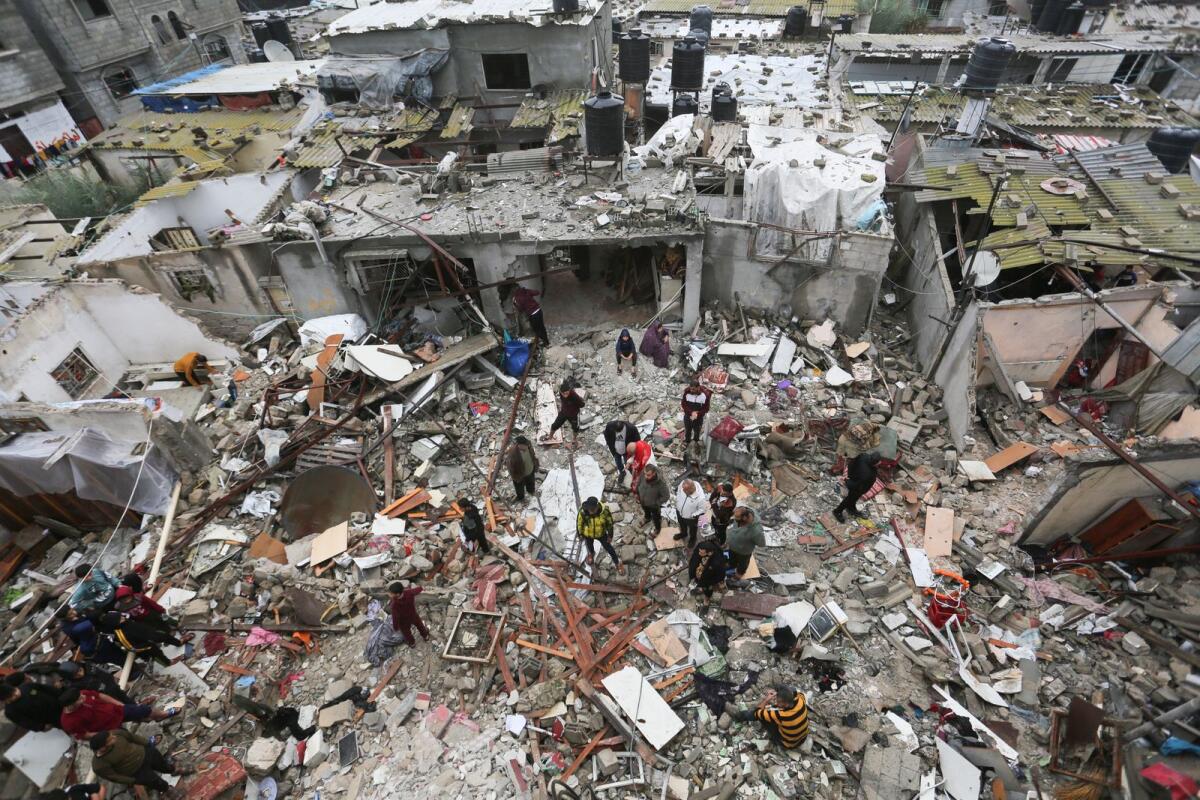 Palestinians look at destruction after Israeli strikes on Rafah, Gaza Strip, Wednesday, Nov. 14, 2023. Photo: AP