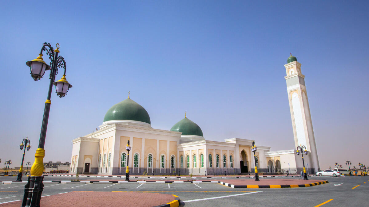 NA60616-LS-MOSQUE - Ibn Al Jazary Mosque is a new mosque opened this ramadan situated in Al Seyook, Sharjah, it has a distinctive green dome, Dubai on Sunday, 26 June 2016.  Photo by Leslie Pableo