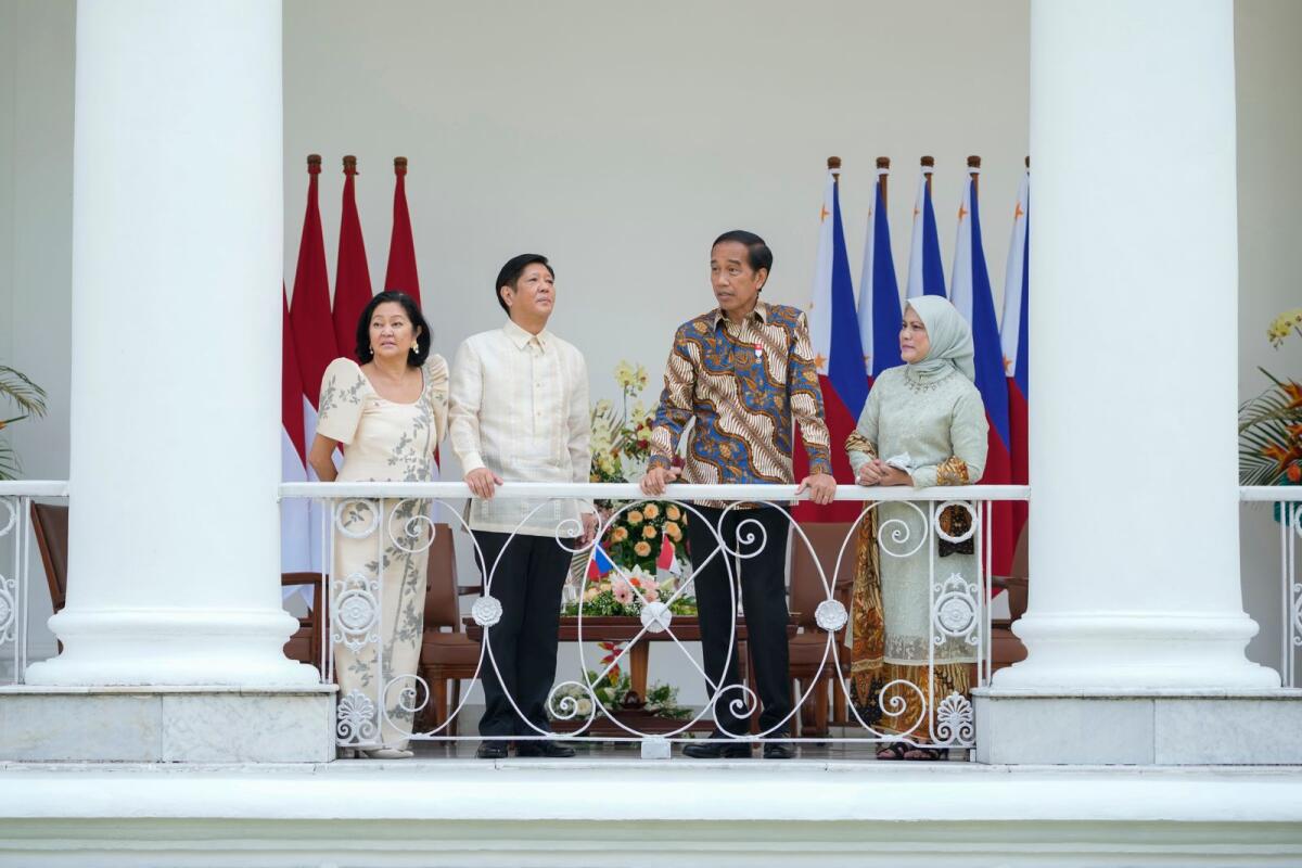 Philippine President Ferdinand Marcos Jr. and Philippine First Lady Louise Araneta Marcos meet with Indonesian President Joko Widodo and Indonesian First Lady Iriana Widodo on September 5, 2022. (Photo by AFP)