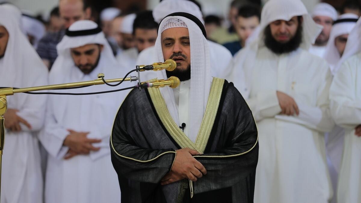  Popular Kuwaiti imam leads 12,000 worshipers for Taraweeh Prayers