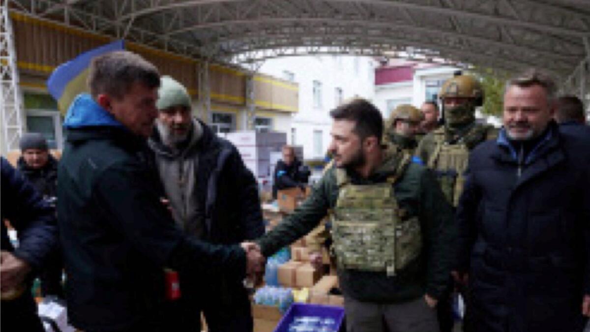 El a strâns mâna cu președintele ucrainean Volodimir Zhelensky în timpul unei vizite la Pucha, la nord-vest de capitala ucraineană Kiev.  - AFP