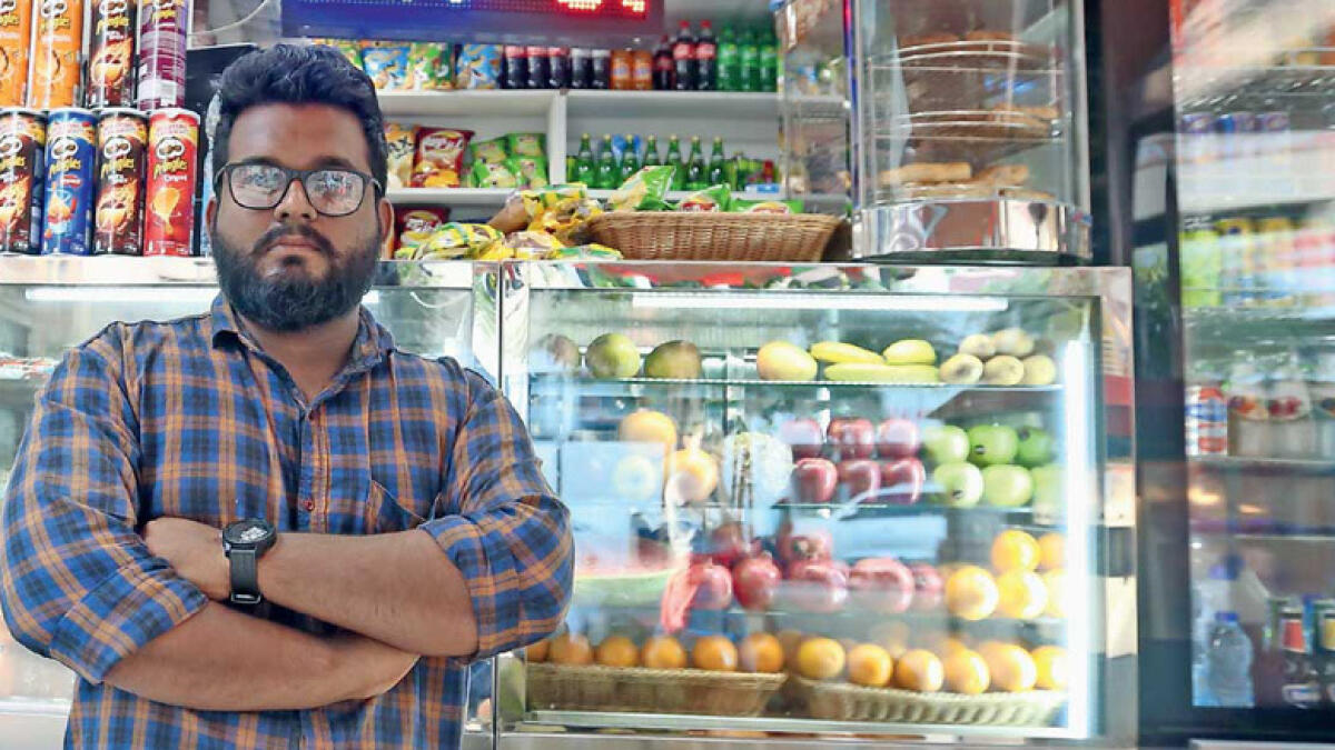 Dubai tea stall operator speaks his own Mandarin to keep tourists happy