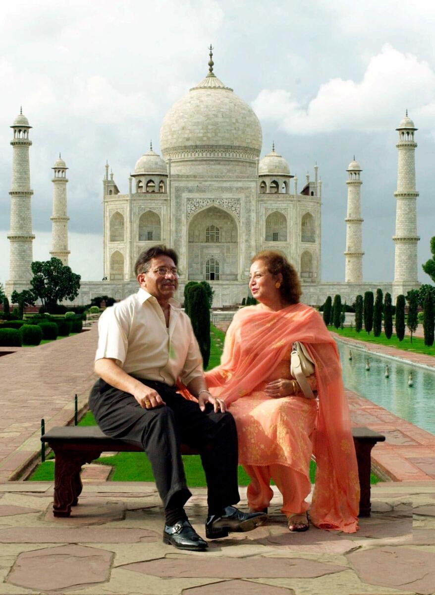 Pervez Musharraf is seen smiling with his wife, Sehba Musharraf in front of the Taj Mahal