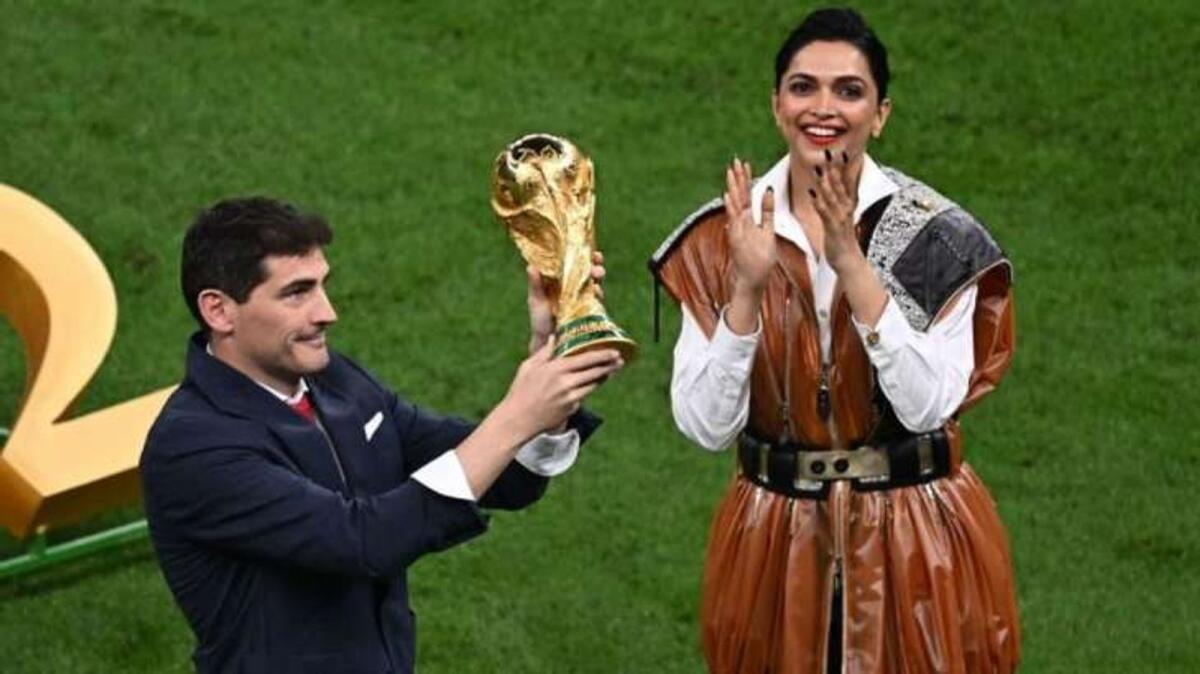 Iker Casillas and Deepika Padukone unveiling the Fifa World Cup trophy