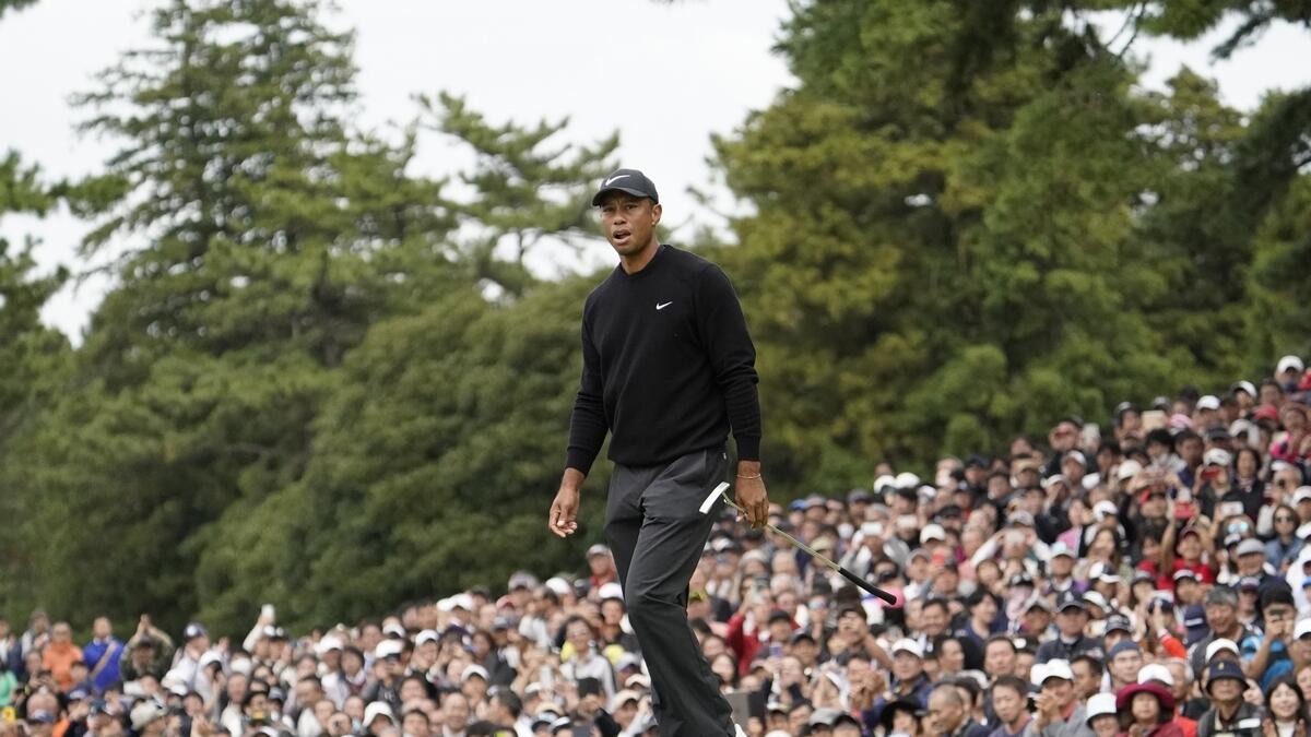 Woods shrugs off shaky start to lead