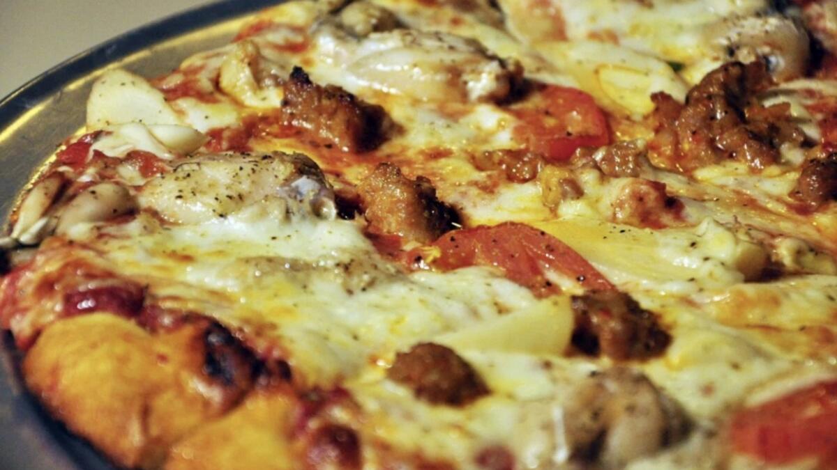 Restaurant staff travels 800km to deliver pizza in US 