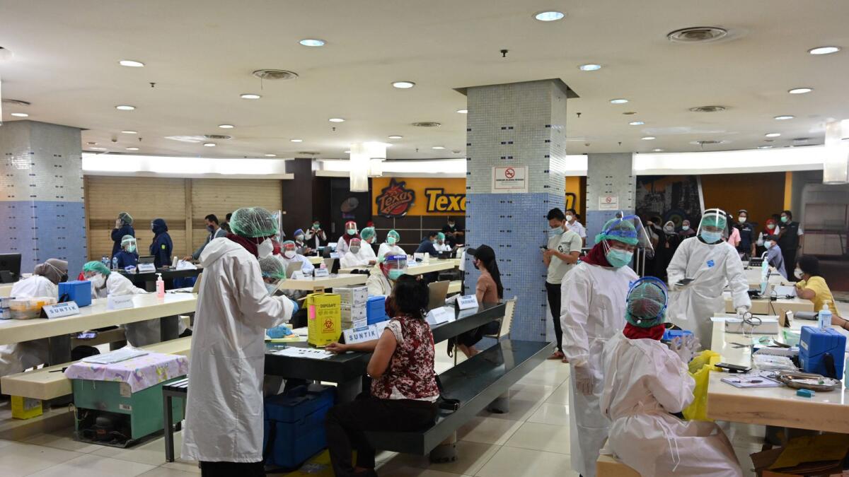 Nurses conduct vaccination to vendors at the Tanah Abang textile market in Jakarta. Photo: AFP
