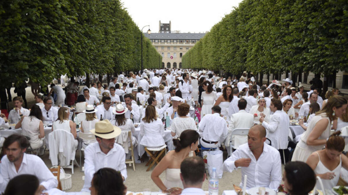 Dinner in white: Thousands attend Paris ‘chic picnic’