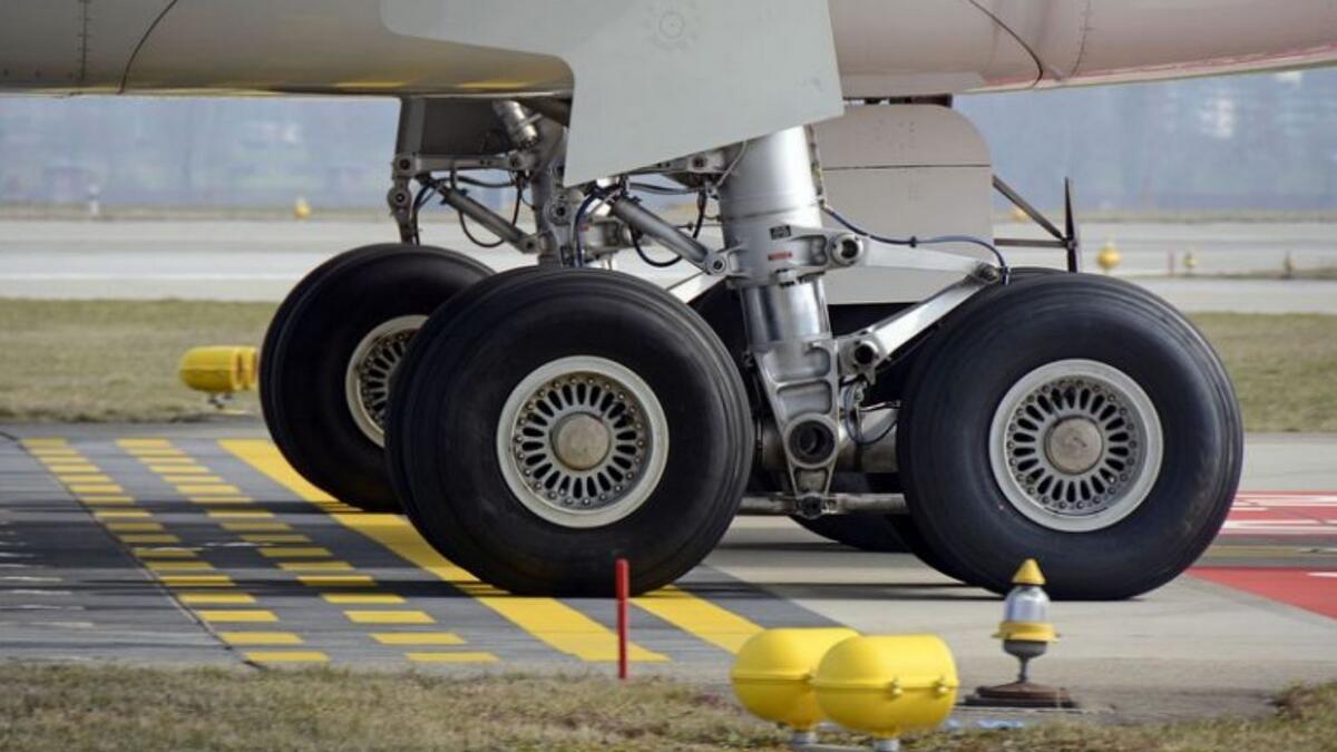 India,  aircrafts landing gear door,  Netaji Subhash Chandra Bose International Airport, Technician dies, Kolkata