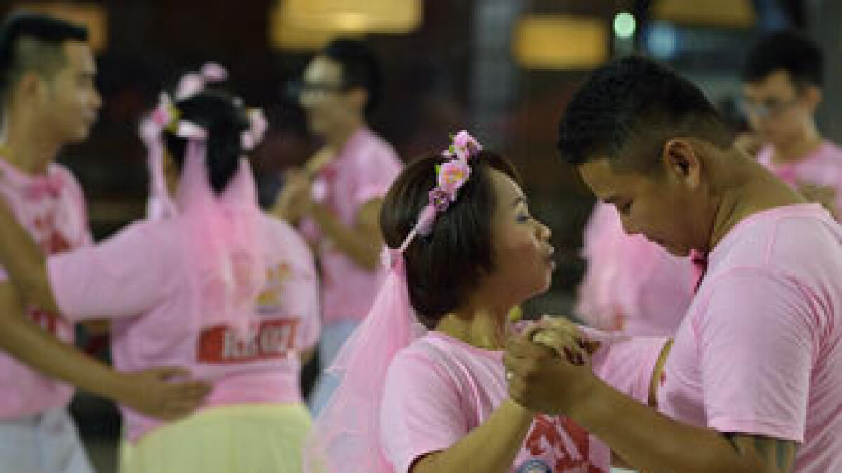 Thailand couples dance for 35 hours, set world record