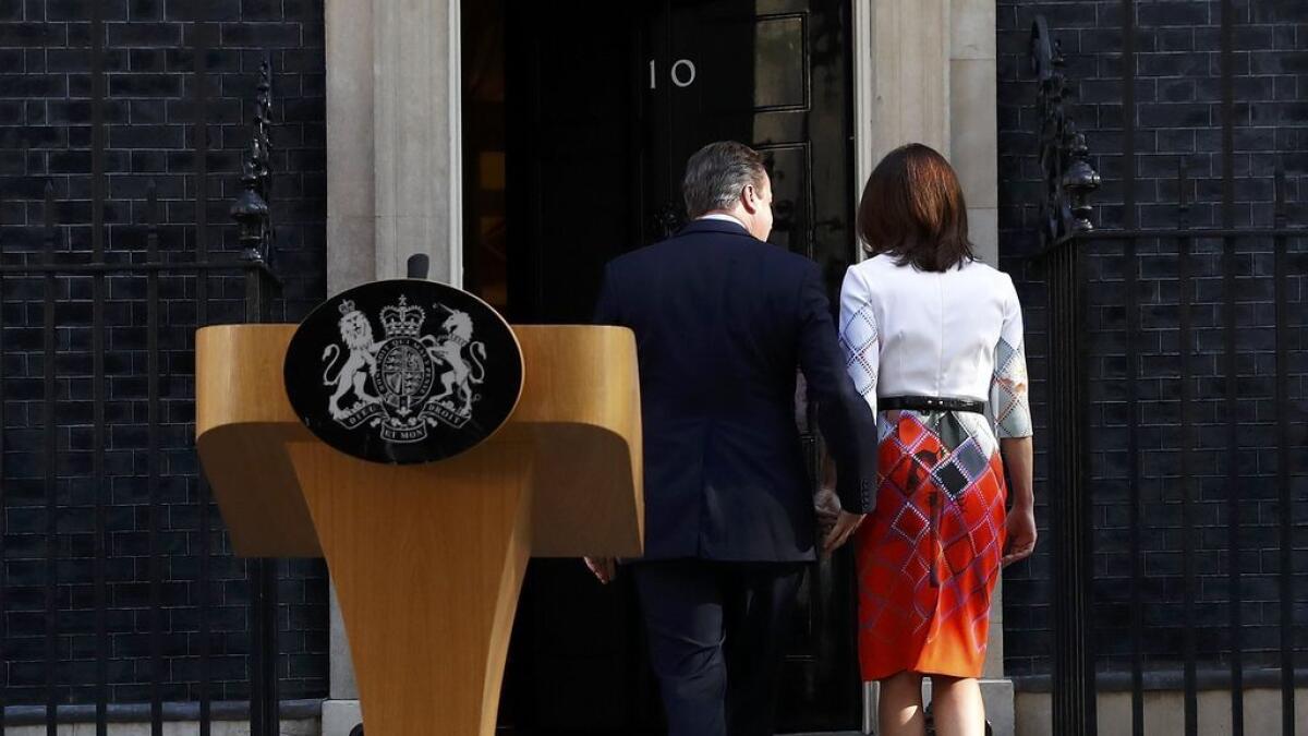 Britain's Prime Minister David Cameron his wife Samantha walk back into 10 Downing Street after he spoke about Britain voting to leave the European Union, in London, Britain June 24, 2016.