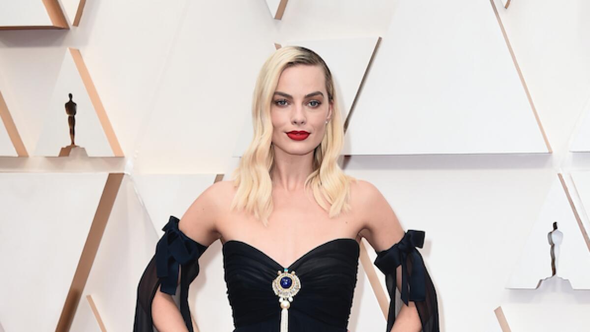 Margot Robbie hit the carpet in Chanel from the brand’s spring 1994 haute couture collection. It was a black fitted bustier gown with detached sleeves that practically touched the ground. A pearl pendant was front and center.