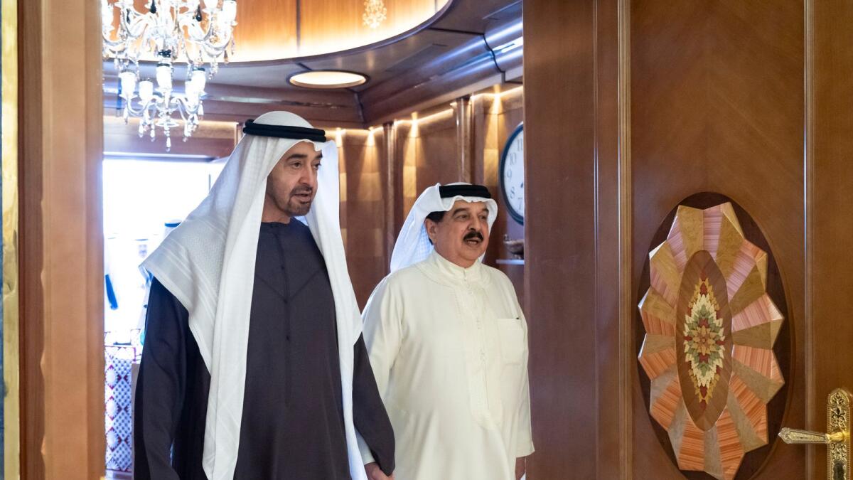 Sheikh Mohamed bin Zayed Al Nahyan is received by King Hamad bin Isa Al Khalifa. — Wam