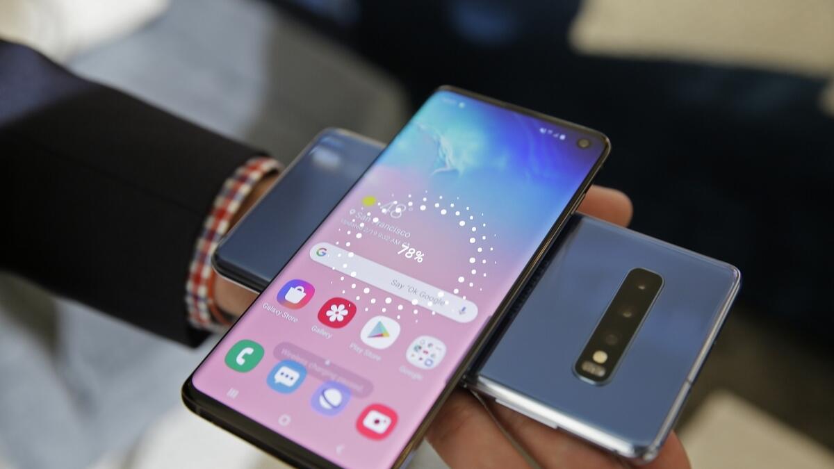 The wireless power charging feature for the new Samsung Galaxy S10 smartphones is demonstrated during a product preview in San Francisco. AP