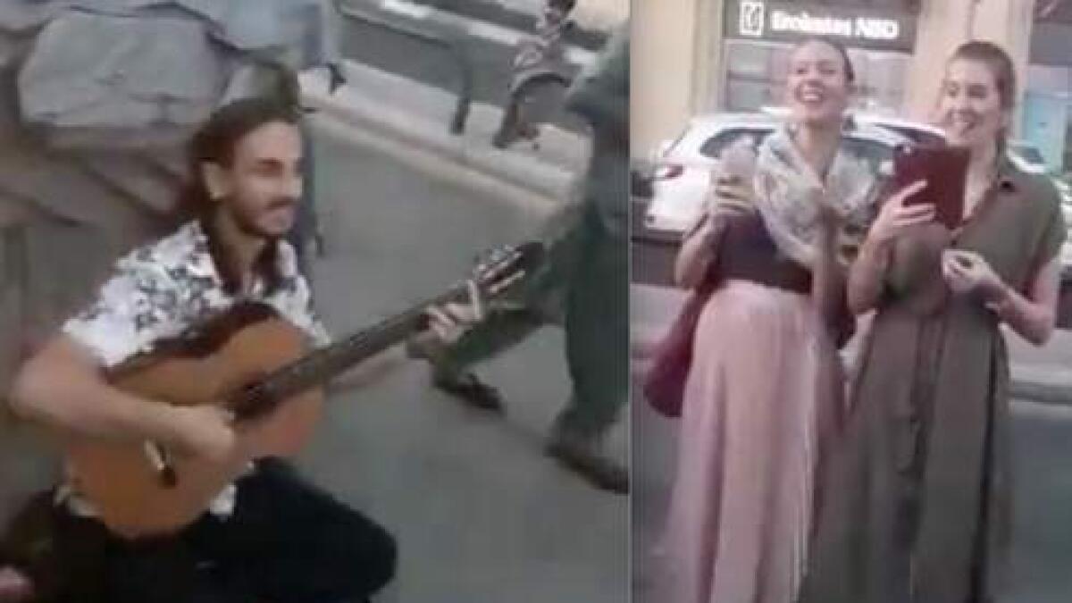 Video: British singers sing famous Urdu songs in Dubai street