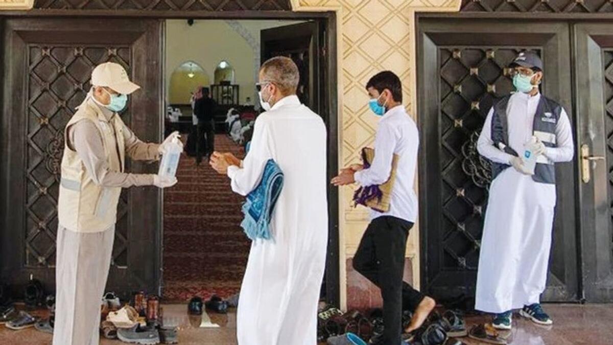 Volunteers at mosques in Saudi Arabia ensure that worshippers adhere to all Covid safety measures. - Photo: Saudi Press Agency