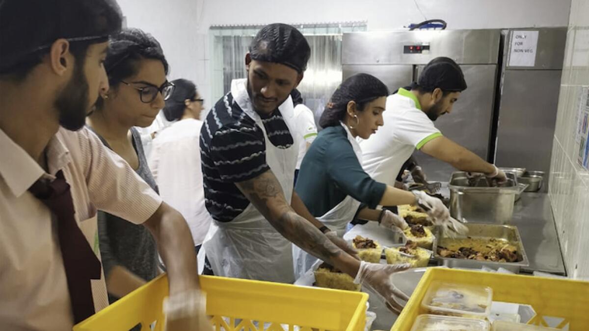 Pakistan youth prepare 1,000 Iftar boxes for workers