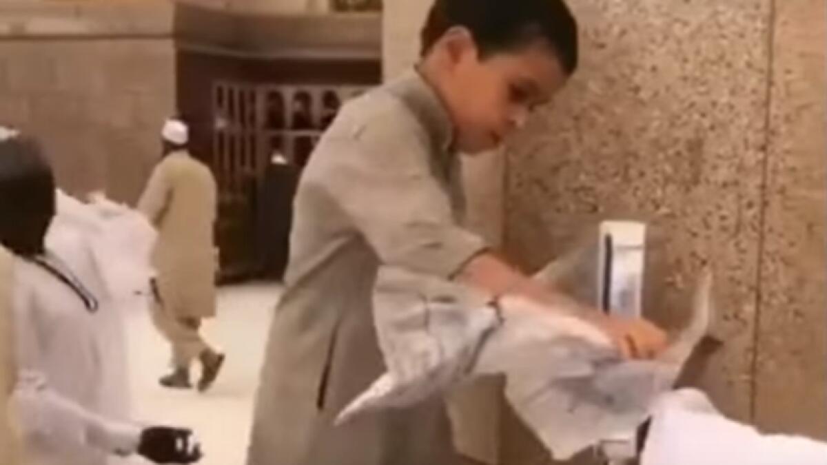 Video: A little boy offers help for Haj performers with simple act of kindness