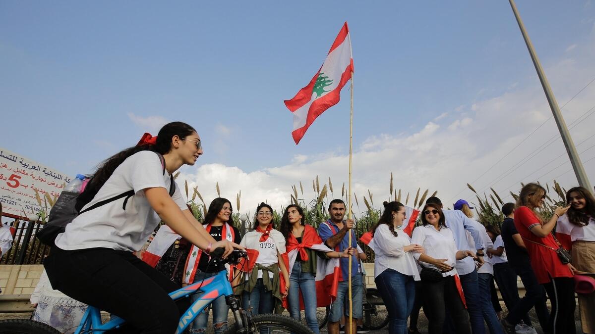 Protesters, form, human chain, across, Lebanon, economic collapse