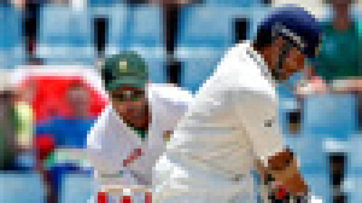 India lose four wickets before lunch