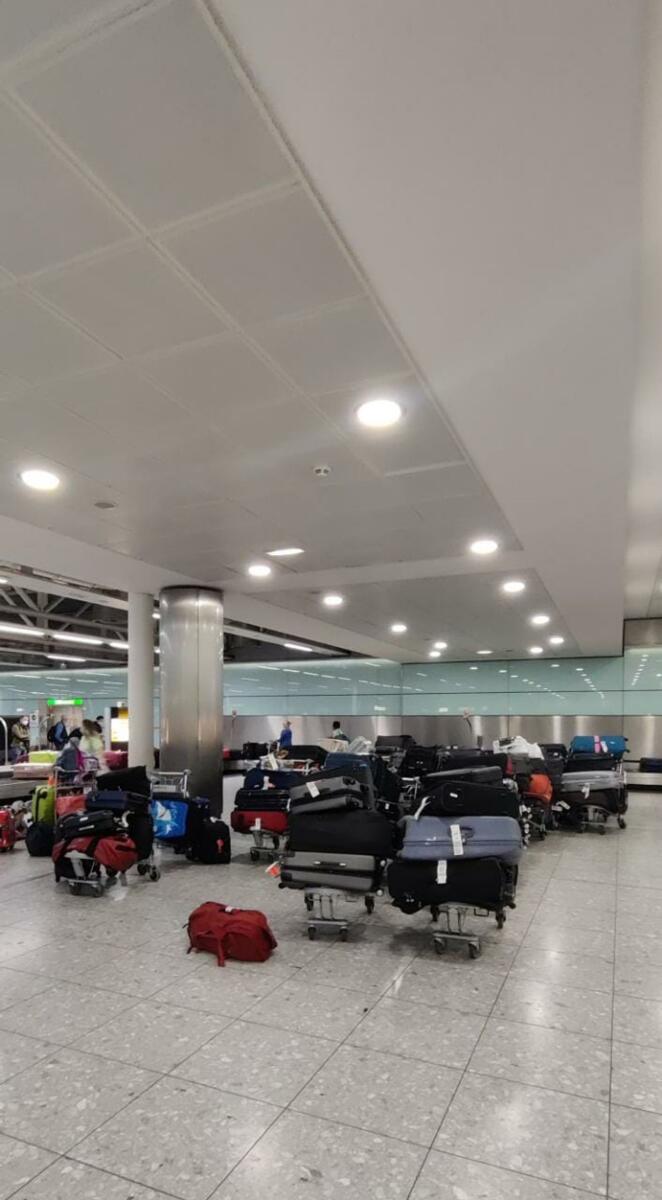Hitrou oro uoste suteikiamas nepaimtas bagažas.  Nuotrauka: Chandan Sojitra.