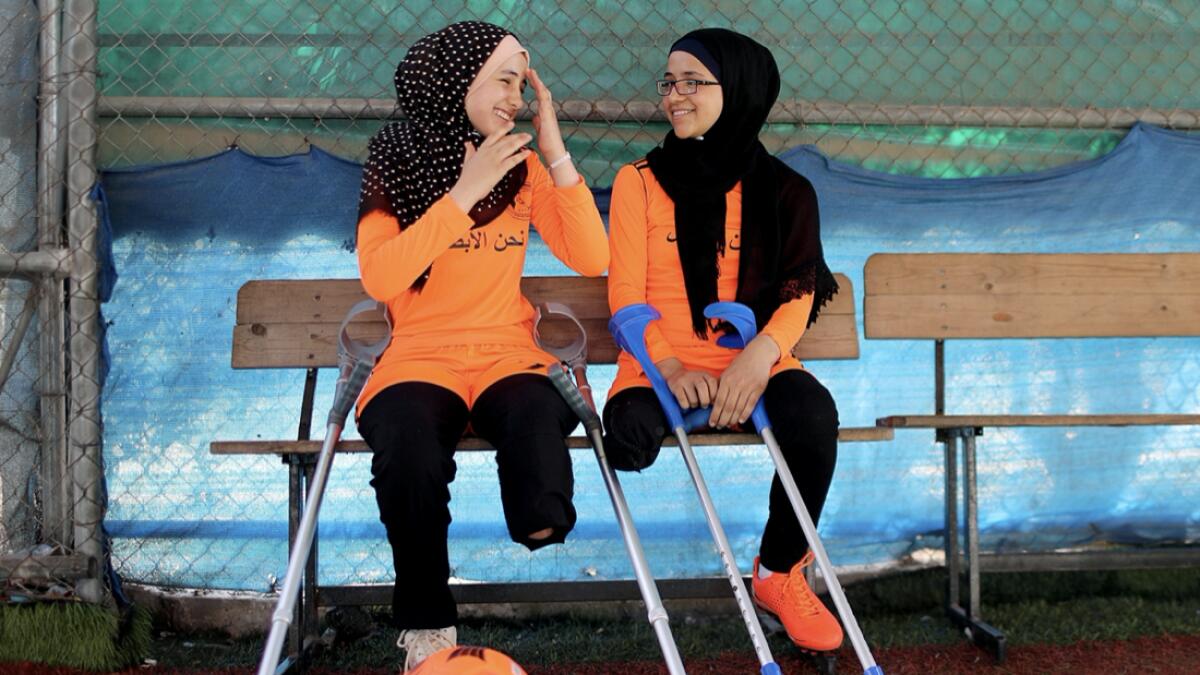 Palestinian girls, part of a team of amputees some of whom lost limbs in Israeli fire, attend a soccer training session arranged by the International Committee of the Red Cross (ICRC) for the first time after the coronavirus disease (Coovid-19) restrictions were eased in the central Gaza Strip. Photo: Reuters