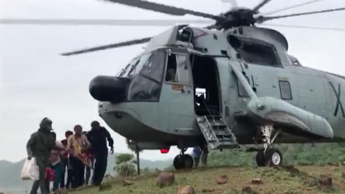 شاهد: طائرات الهليكوبتر التابعة للبحرية الهندية تواصل عمليات الإغاثة من الفيضانات في ولاية أندرا براديش