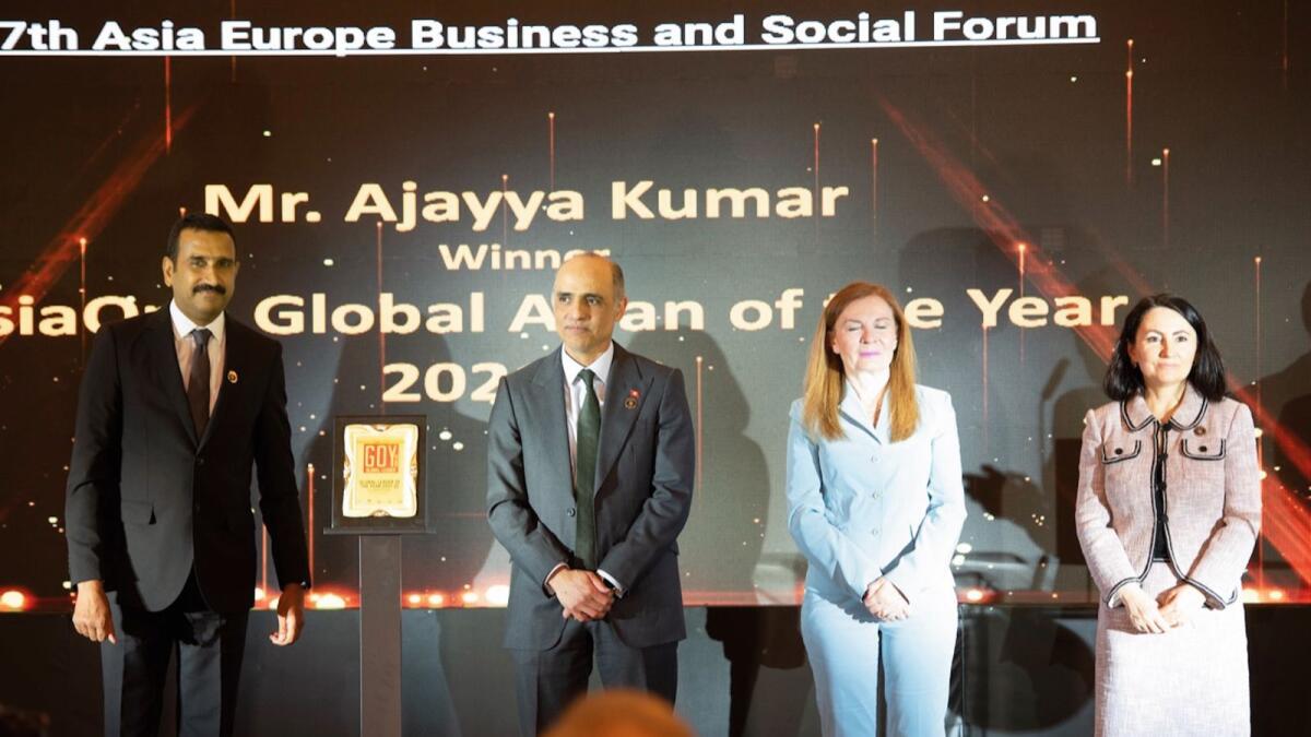 Ajayya Kumar receiving the Global Asian of the Year 2021-22 award.