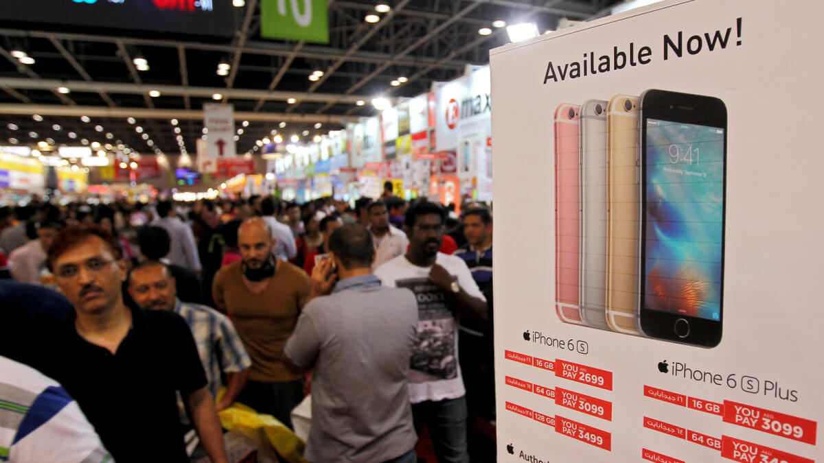 NA101015-RG-GITEX. Gadget lovers looking for the deals and promotions for iPhone 6s at the GITEX Shopper at the Dubai World Trade Centre on 10th October 2015 Photo by: Rahul Gajjar