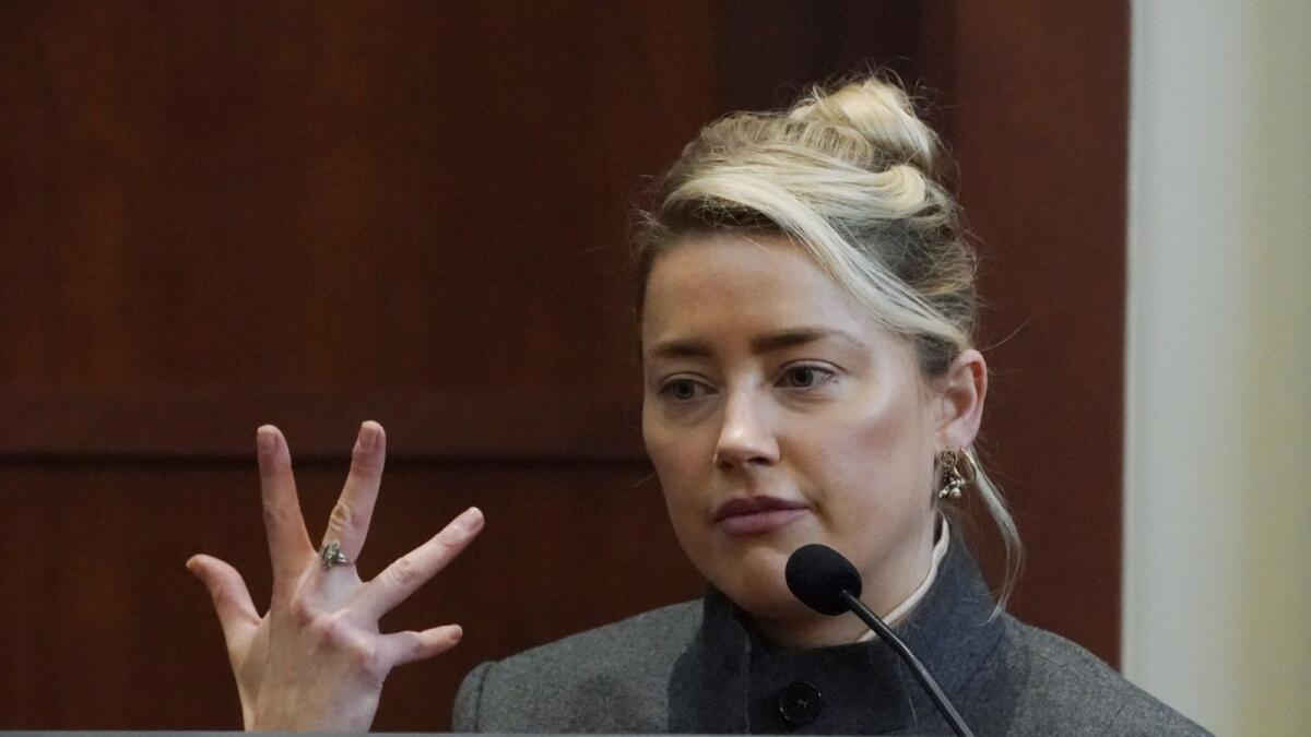 Actor Amber Heard testifies in the courtroom. Photo: AFP