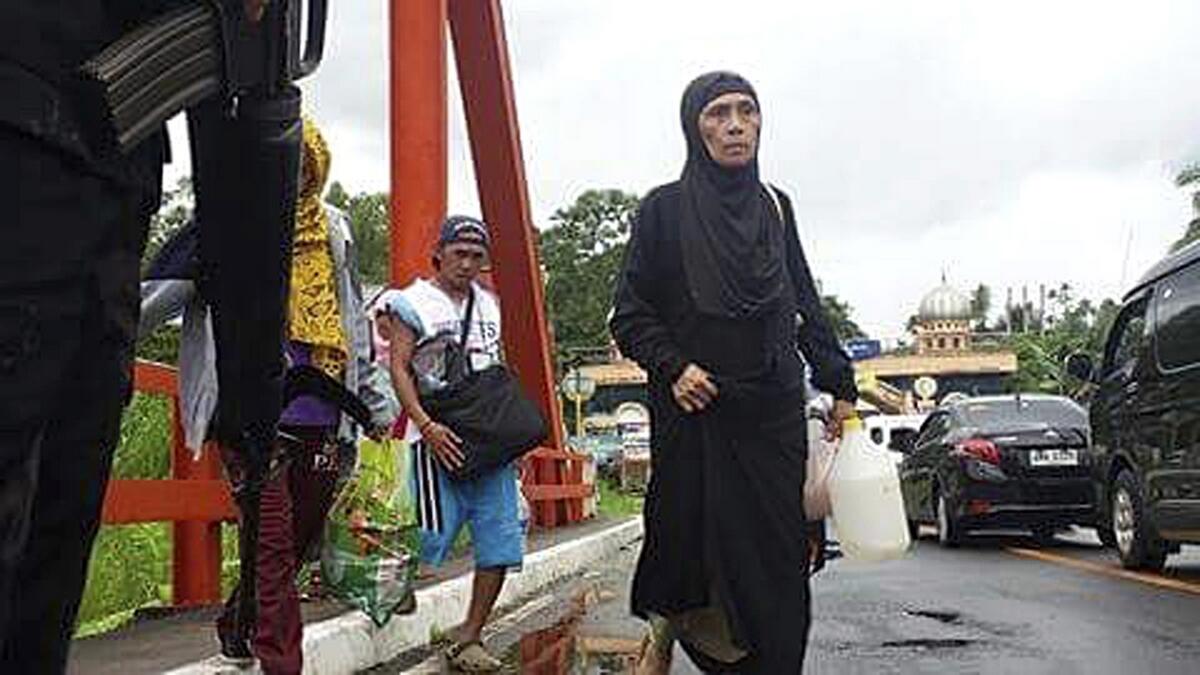 Daesh-linked militants invade Philippine city