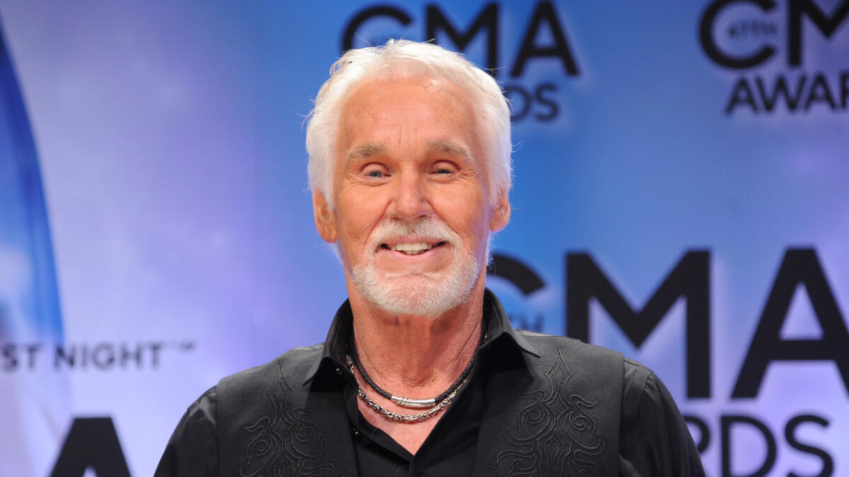 Kenny Rogers bids farewell to the road 