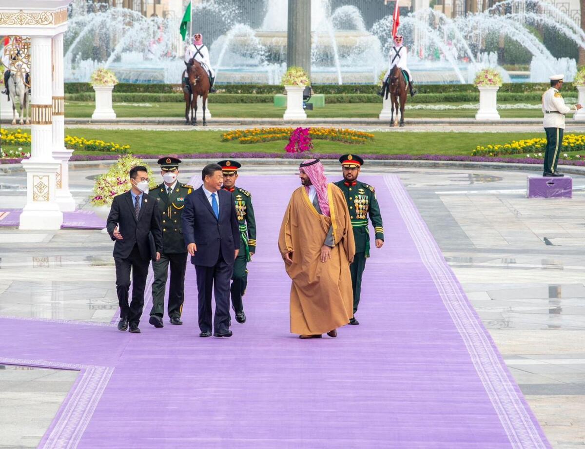 Saudi Crown Prince Mohammed Bin Salman welcomes Chinese President Xi Jinping in Riyadh, Saudi Arabia December 8, 2022. Photos: Reuters