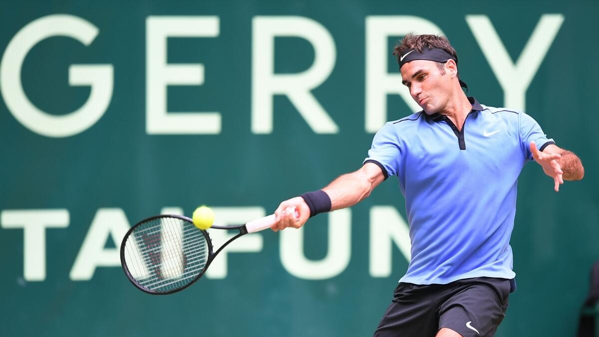 Federer cruises into semis